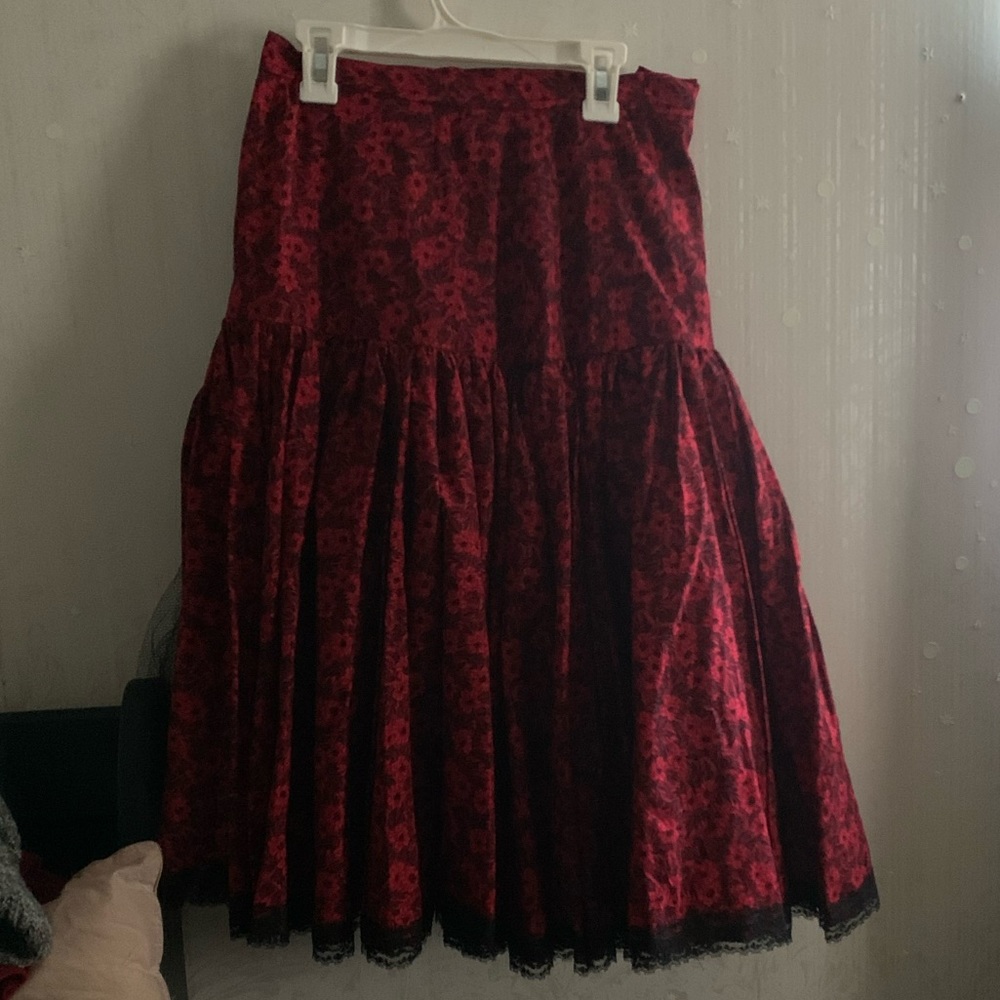 🥰EUC Unbranded Black-and-Red Floral Petticoat/Bustle with Tulle Underskirt